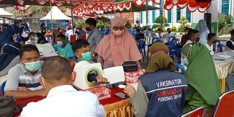 Siswa antusias ikut vaksinasi di Kejati Gorontalo