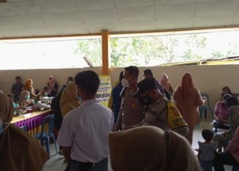 Pelaksanaan vaksinasi massal oleh Polsek Kota Timur di wilayah Kecamatan Kota Timur dan Dumbo Raya, Kota Gorontalo. (dok. Humas Polda Gorontalo)