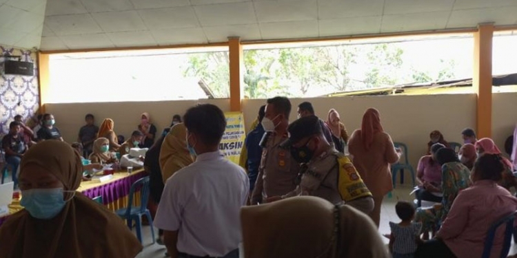 Pelaksanaan vaksinasi massal oleh Polsek Kota Timur di wilayah Kecamatan Kota Timur dan Dumbo Raya, Kota Gorontalo. (dok. Humas Polda Gorontalo)