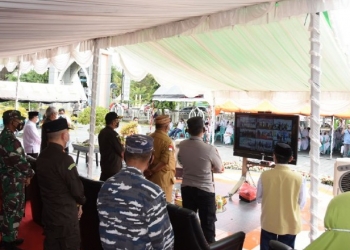 Gubernur Gorontalo Rusli Habibie bersama unsur Forkopimda saat mengikuti Vaksinasi merdeka dengan tema ‘Vaksinasi Serentak Pesantren dan Rumah Ibadah Sinergi Polri dan Staf Khusus Presiden RI’ yang dilaksanakan di Halaman Masjid Baiturahman, Kecamatan Limboto, Kabupaten Gorontalo, selasa (7/9/2021). Vaksinasi ini turut dipantau oleh Presiden Joko Widodo dan Kapolri Jenderal Polisi Listyo Sigit Prabowo secara virtual. (Foto : Salman)