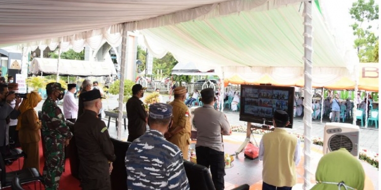 Gubernur Gorontalo Rusli Habibie bersama unsur Forkopimda saat mengikuti Vaksinasi merdeka dengan tema ‘Vaksinasi Serentak Pesantren dan Rumah Ibadah Sinergi Polri dan Staf Khusus Presiden RI’ yang dilaksanakan di Halaman Masjid Baiturahman, Kecamatan Limboto, Kabupaten Gorontalo, selasa (7/9/2021). Vaksinasi ini turut dipantau oleh Presiden Joko Widodo dan Kapolri Jenderal Polisi Listyo Sigit Prabowo secara virtual. (Foto : Salman)