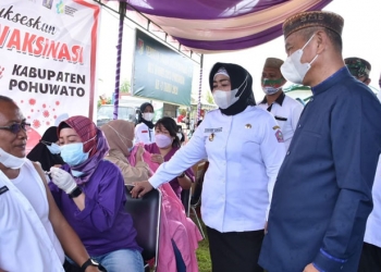 Bupati Pohuwato, Sipul A Mbuinga, bersama Wakil Bupati Pohuwato, Suharsi Igirisa, meninjau pelaksanaan vaksinasi di lapangan kodim 1313 Pohuwato, Rabu (15/9/2021).