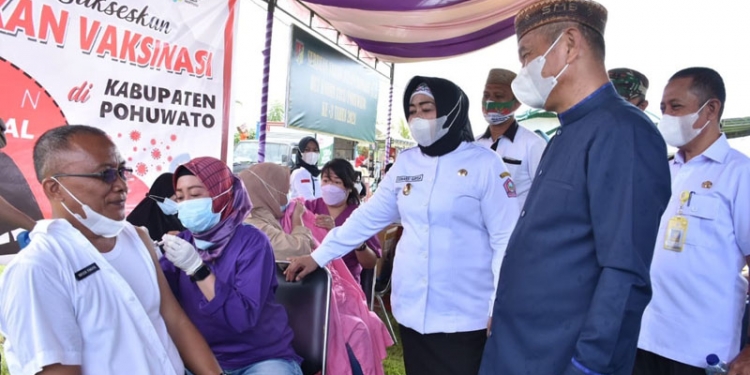 Bupati Pohuwato, Sipul A Mbuinga, bersama Wakil Bupati Pohuwato, Suharsi Igirisa, meninjau pelaksanaan vaksinasi di lapangan kodim 1313 Pohuwato, Rabu (15/9/2021).