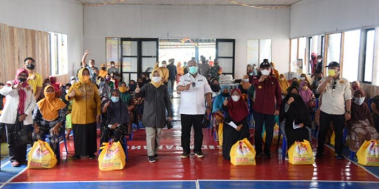 Gubernur Rusli saat menyalurkan BLP3G kepada KPM Torosiaje Laut di tengah pelaksanaan vaksinasi massal untuk warga Torosiaje Laut, Kecamatan Popayato, Kabupaten Pohuwato, Kamis (9/9/2021). (Foto: SALMAN)