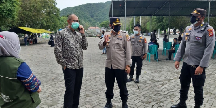 Kapolres Gorontalo Kota, AKBP Suka Irawanto, meninjau pelaksanaan vaksinasi massal di Kota Gorontalo, Sabtu (18/9/2021).