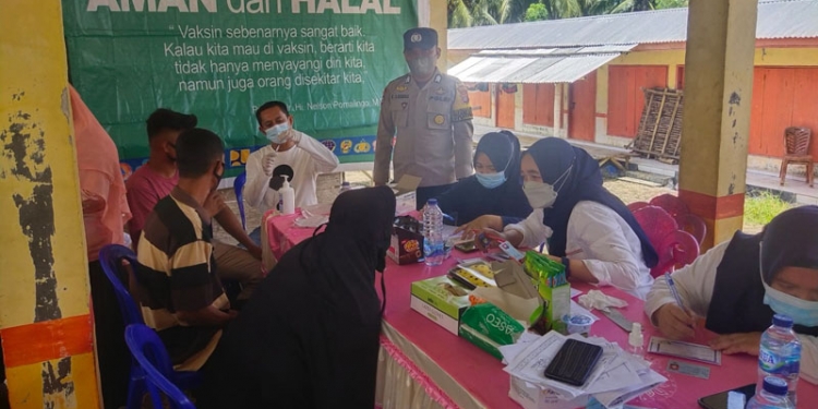 Pelaksanaan vaksinasi yang dilakukan pihak Polres Gorontalo, Foto : (Putra/Gopos)