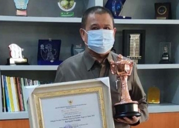 Wagub Gorontalo Idris Rahim menerima penghargaan Anugerah Parahita Ekapraya dari Kementerian Pemberdayaan Perempuan dan Perlindungan Anak RI di ruang kerjanya di Gubernuran Gorontalo, Senin (27/9/2021). (Foto: Gusti)