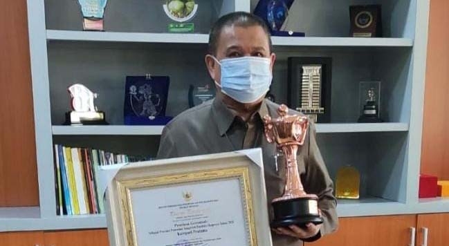 Wagub Gorontalo Idris Rahim menerima penghargaan Anugerah Parahita Ekapraya dari Kementerian Pemberdayaan Perempuan dan Perlindungan Anak RI di ruang kerjanya di Gubernuran Gorontalo, Senin (27/9/2021). (Foto: Gusti)
