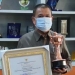 Wagub Gorontalo Idris Rahim menerima penghargaan Anugerah Parahita Ekapraya dari Kementerian Pemberdayaan Perempuan dan Perlindungan Anak RI di ruang kerjanya di Gubernuran Gorontalo, Senin (27/9/2021). (Foto: Gusti)