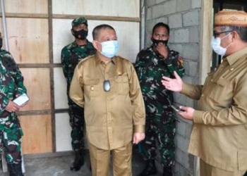 Wagub Gorontalo, Idris Rahim (tengah) meninjau pembangunan RHIR di Kelurahan Donggala, Kecamatan Hulonthalangi, Kota Gorontalo, Selasa (21/9/2021). (Foto: Haris)