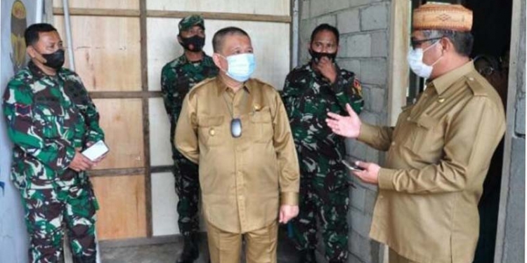 Wagub Gorontalo, Idris Rahim (tengah) meninjau pembangunan RHIR di Kelurahan Donggala, Kecamatan Hulonthalangi, Kota Gorontalo, Selasa (21/9/2021). (Foto: Haris)