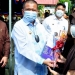 Wagub Gorontalo Idris Rahim, berbincang dengan seorang siswa yang mengikuti vaksinasi Covid-19 di SMP Negeri 1 Kabila, Kabupaten Bone Bolango, Kamis (2/9/2021). (Foto: Haris)
