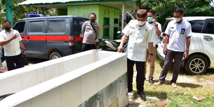 Bupati Pohuwato, Saipul Mbuinga, meninjau kondisi tempat wudhu Ponpes Alkhairaat, Paguat, Rabu (22/9/2021). (Mahmud/gopos)