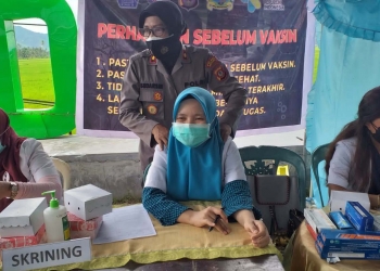 Kompol Sudarsih yang tak canggung memijat para tenaga medis yang menjalankan tugas saat serbuan vaksinasi di Kawasan Center Point. (Foto Indra/Gopos)
