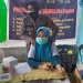 Kompol Sudarsih yang tak canggung memijat para tenaga medis yang menjalankan tugas saat serbuan vaksinasi di Kawasan Center Point. (Foto Indra/Gopos)