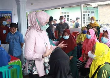 Usaha Wakil Bupati Bone Bolango, Merlan S. Uloli yang terus mengedukasi masyarakat terkait pelaksanaan vaksinasi. (Foto Yudi/Sespri Wabup)