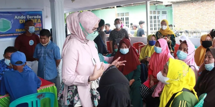 Usaha Wakil Bupati Bone Bolango, Merlan S. Uloli yang terus mengedukasi masyarakat terkait pelaksanaan vaksinasi. (Foto Yudi/Sespri Wabup)