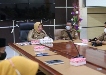 Wakil Bupati Pohuwato, Suharsi Igirisa, didampingi Sekretaris Daerah Pohuwato, Iskandar Datau, mengikuti rapat evaluasi vaksinasi bersama Gubernur Gorontalo secara virtual.
