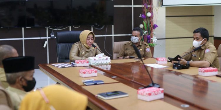 Wakil Bupati Pohuwato, Suharsi Igirisa, didampingi Sekretaris Daerah Pohuwato, Iskandar Datau, mengikuti rapat evaluasi vaksinasi bersama Gubernur Gorontalo secara virtual.