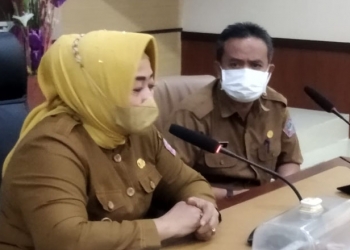 Wakil Bupati Pohuwato, Hj Suharsi Igirisa, Bersama Sekretaris Daerah, Iskandar Datau, dan Pimpinan OPD melaksanakan rapat persiapan vaksinasi di ruang Pola Kantor Bupati Pohuwato.