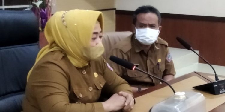 Wakil Bupati Pohuwato, Hj Suharsi Igirisa, Bersama Sekretaris Daerah, Iskandar Datau, dan Pimpinan OPD melaksanakan rapat persiapan vaksinasi di ruang Pola Kantor Bupati Pohuwato.