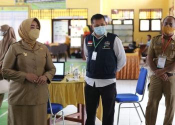 Wakil Bupati Pohuwato, Suharsi Igirisa, meninjau pelaksanaan tes CAT bagi peserta seleksi PPPK Pohuwato, Senin (13/9/2021).