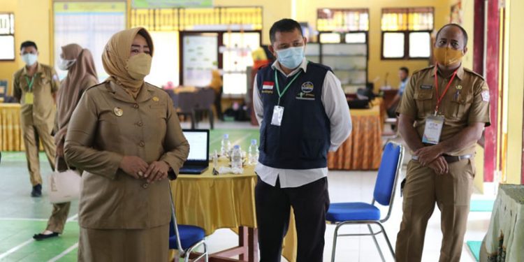 Wakil Bupati Pohuwato, Suharsi Igirisa, meninjau pelaksanaan tes CAT bagi peserta seleksi PPPK Pohuwato, Senin (13/9/2021).
