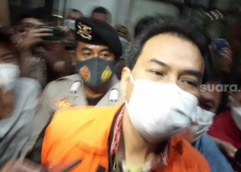 Azis Syamsuddin Dijebloskan ke Rutan Polres Jaksel dengan Kondisi Diborgol. Wakil Ketua DPR RI Azis Syamsuddin setelah resmi ditahan KPK. Dia dititipkan di Rutan Polres Jaksel. (Suara.com/Yaumal)