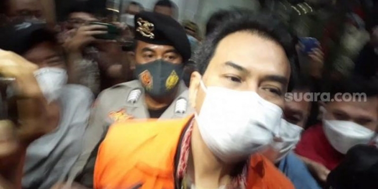 Azis Syamsuddin Dijebloskan ke Rutan Polres Jaksel dengan Kondisi Diborgol. Wakil Ketua DPR RI Azis Syamsuddin setelah resmi ditahan KPK. Dia dititipkan di Rutan Polres Jaksel. (Suara.com/Yaumal)