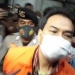 Azis Syamsuddin Dijebloskan ke Rutan Polres Jaksel dengan Kondisi Diborgol. Wakil Ketua DPR RI Azis Syamsuddin setelah resmi ditahan KPK. Dia dititipkan di Rutan Polres Jaksel. (Suara.com/Yaumal)