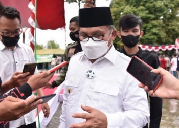 Wali Kota Gorontalo, Marten Taha, saat meninjau pelaksanaan vaksinasi massal di Lapangan Taruna Remaja Kota Gorontalo. (dok. Kominfo Kota Gorontalo)