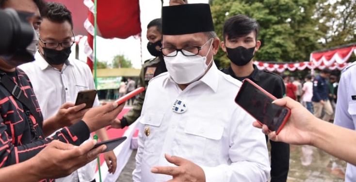 Wali Kota Gorontalo, Marten Taha, saat meninjau pelaksanaan vaksinasi massal di Lapangan Taruna Remaja Kota Gorontalo. (dok. Kominfo Kota Gorontalo)