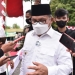 Wali Kota Gorontalo, Marten Taha, saat meninjau pelaksanaan vaksinasi massal di Lapangan Taruna Remaja Kota Gorontalo. (dok. Kominfo Kota Gorontalo)
