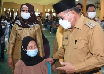Wali Kota Gorontalo, Marten Taha, meninjau pelaksanaan vaksinasi bagi anak usia sekolah 12-17 tahun di Kota Gorontalo. (Dok. Kominfo Kota Gorontalo)