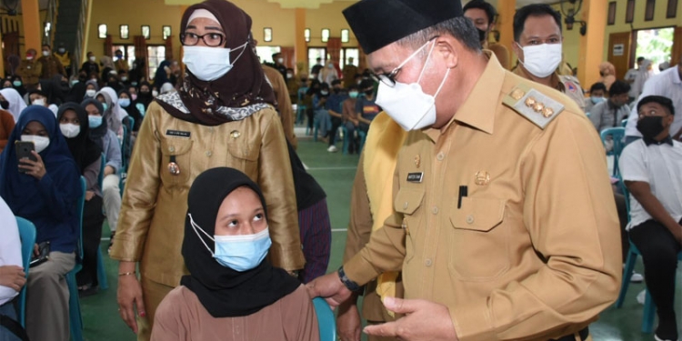 Wali Kota Gorontalo, Marten Taha, meninjau pelaksanaan vaksinasi bagi anak usia sekolah 12-17 tahun di Kota Gorontalo. (Dok. Kominfo Kota Gorontalo)