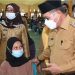 Wali Kota Gorontalo, Marten Taha, meninjau pelaksanaan vaksinasi bagi anak usia sekolah 12-17 tahun di Kota Gorontalo. (Dok. Kominfo Kota Gorontalo)