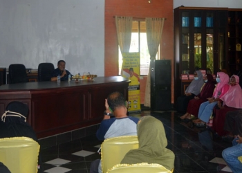 Ketua DPRD Provinsi Gorontalo, Paris R.A Jusuf saat melaksanakan Rese di kediaman pribadinya bersama beberapa masyarakat di Desa Pantungo, Kecamatan Telaga Biru Kabupaten Gorontalo, Kamis (2/9/2021) Foto : Putra/Gopos .