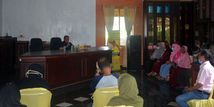 Ketua DPRD Provinsi Gorontalo, Paris R.A Jusuf saat melaksanakan Rese di kediaman pribadinya bersama beberapa masyarakat di Desa Pantungo, Kecamatan Telaga Biru Kabupaten Gorontalo, Kamis (2/9/2021) Foto : Putra/Gopos .