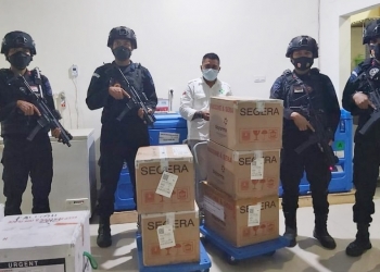 Satuan Brimob Polda Gorontalo mengawal ketat kedatangan vaksin covid-19 yang tiba di Gorontalo, Senin (27/9/2021) (istimewa)