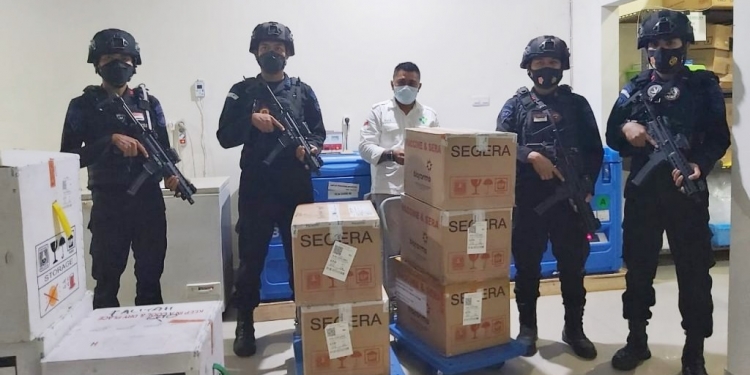 Satuan Brimob Polda Gorontalo mengawal ketat kedatangan vaksin covid-19 yang tiba di Gorontalo, Senin (27/9/2021) (istimewa)