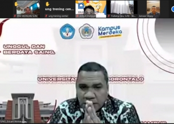 Rektor UNG, Eduart Wolok memberikan sambutan saat peluncuran sekolah rakyat tahap II yang diselenggarakan BPU UNG, (istimewa)