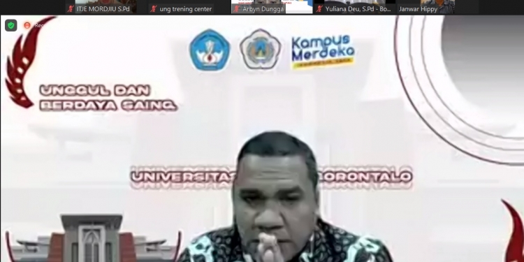 Rektor UNG, Eduart Wolok memberikan sambutan saat peluncuran sekolah rakyat tahap II yang diselenggarakan BPU UNG, (istimewa)