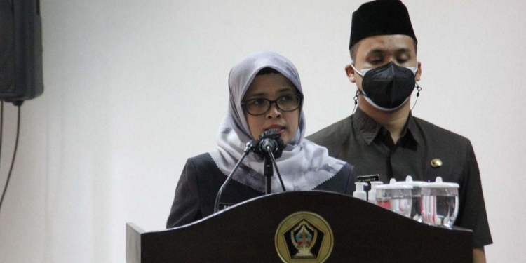 Bupati Blitar, Rini Syarifah saat menyampaikan penjelasan tentang Ranperda Perubahan APBD Kabupaten Blitar TA 2021. (Foto: Humas DPRD Kabupaten Blitar)