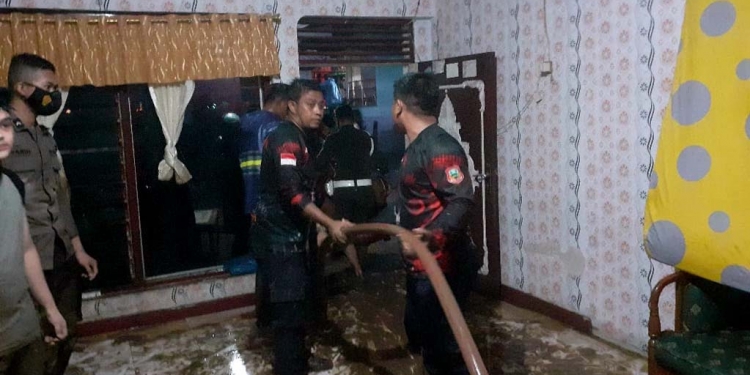 Tim Gerak Cepat BPBD Kabupaten Gorontalo, saat melakukan pemantauan, evakuasi, dan pendataan korban bencana banjir, Rabu (22/9/2021). (Foto Istimewa)