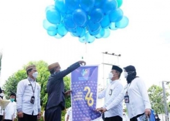 Sekretaris Daerah Provinsi Gorontalo (baju hitam) melepas balon dalam rangka peringatan Hari Statistik Nasional (HSN) di halaman kantor Badan Pusat Statistik (BPS) Provinsi Gorontalo, Senin (27/9/2021). (Foto: Nova)