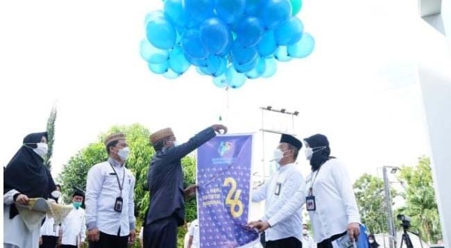 Sekretaris Daerah Provinsi Gorontalo (baju hitam) melepas balon dalam rangka peringatan Hari Statistik Nasional (HSN) di halaman kantor Badan Pusat Statistik (BPS) Provinsi Gorontalo, Senin (27/9/2021). (Foto: Nova)
