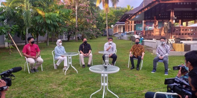 Konferensi pers Kick Off Program, kerjasama antar Pemerintah Kabupaten Bone Bolango dengan para mitra LTKL, Rabu (29/9/2021). (Foto:  Indra/Gopos)