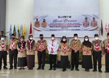 Ka Kwarda Gorontalo Idah Syahidah (enam dari kanan) berfoto bersama dengan kepala Sekolah yang sekaligus Ka Mabigus Gerakan Pramuka Gorontalo pada kegiatan pembukaan kursus porientasi untuk Ka Mabigus, Selasa (28/9/2021). (Foto: Rival)