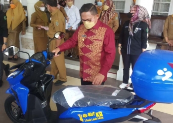 Wali Kota Gorontalo, Marten Taha saat menyerahkan bantuan motor kepada PLKB di Kota Gorontalo, Selasa (28/09/21). (Foto: Putra/Gopos)