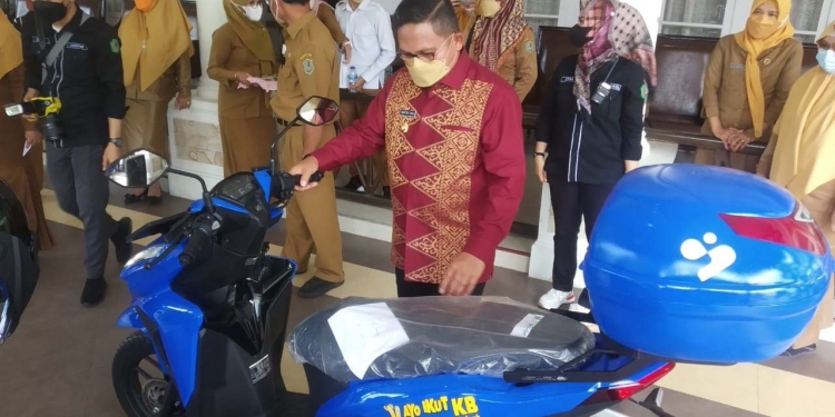 Wali Kota Gorontalo, Marten Taha saat menyerahkan bantuan motor kepada PLKB di Kota Gorontalo, Selasa (28/09/21). (Foto: Putra/Gopos)